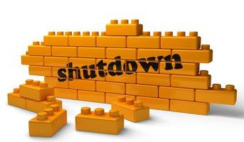 Shutdown-Wort auf gelber Backsteinmauer foto