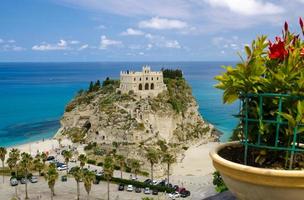 Heiligtum Kirche Santa Maria dell Isola auf Top Rock, Tropea, Italien foto