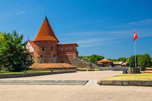 mittelalterliche gotische burg von kaunas mit turm, litauen foto