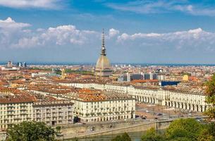 Luftaufnahme von oben mit Panoramablick auf die Skyline des Stadtzentrums von Turin mit der Piazza Vittorio Veneto, dem Fluss Po und dem Mole Antonelliana-Gebäude foto