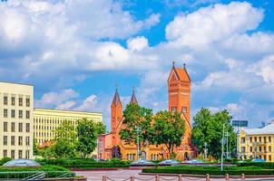 heilige simon und helena römisch-katholische kirche oder rote kirche auf dem unabhängigkeitsplatz in minsk foto