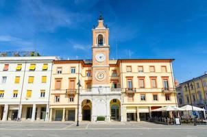 traditionelles gebäude mit uhr und glockenturm auf piazza tre martiri platz der drei märtyrer foto