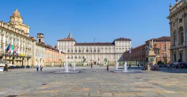 königlicher palast palazzo reale und san lorenzo kirchengebäude am schlossplatz foto