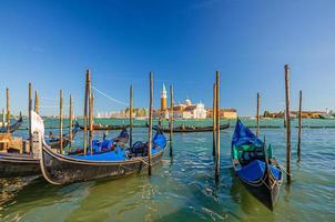 Gondeln festgemacht angedockt am Wasser in Venedig foto