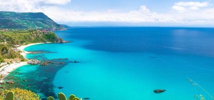 Atemberaubender tropischer Panoramablick auf die türkisfarbene Golfbucht und den Sandstrand foto