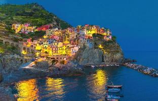 manarola traditionelles typisches italienisches dorf im nationalpark cinque terre mit bunten mehrfarbigen gebäuden foto