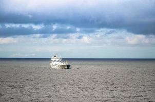 Container weißes Schiff im Finnischen Meerbusen in der Ostsee foto