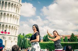 touristen reisende kaukasische und asiaten posieren und haben spaß foto