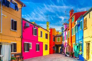 Insel Burano mit bunten Häusern foto