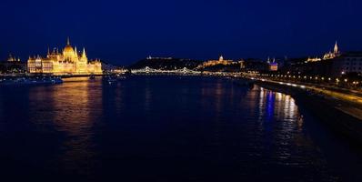 Luftaufnahme des Parlamentsgebäudes am Abend, Budapest, Ungarn foto