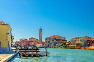 Wasserkanal der Murano-Inseln, Palazzo da Mula, Boote, Kirchengebäude San Pietro Martire, Lagune von Venedig foto