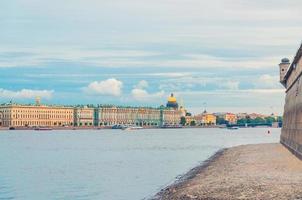 stadtbild von sankt petersburg leningrad mit winterpalast, staatliche eremitage foto