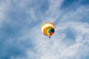 bunter Heißluftballon in blauem Himmel mit Kopierraum foto