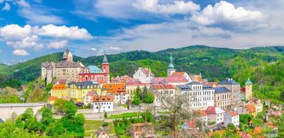 luftpanoramablick auf die mittelalterliche stadt loket mit der burg loket hrad loket foto