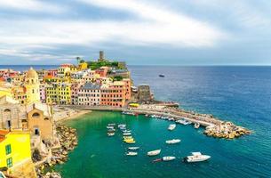 vernazza traditionelles typisch italienisches dorf im nationalpark cinque terre foto