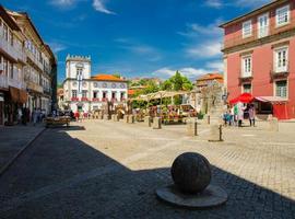 altes historisches zentrum der stadt guimaraes in portugal foto