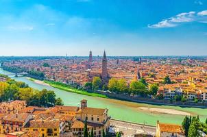 luftaufnahme des historischen zentrums der stadt verona foto