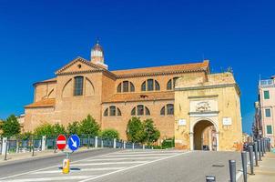 porta santa maria o porta garibaldi tor und kathedrale santa maria assunta duomo katholische kirche foto