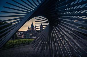 Moderne Kunstskulptur in der Nähe des Mainzer Rathauses foto