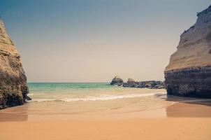 landschaft des wunderschönen sandstrandes praia dos tres castelos mit felsen und klippen in der stadt portimao, algarve-bezirk foto