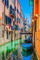 Venedig-Stadtbild mit schmalem Wasserkanal foto