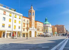 piazza tre martiri drei martyrerplatz mit traditionellen gebäuden mit uhr und glockenturm foto