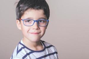 lächelnder Junge mit Brille foto