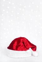 frohe weihnachten.rote weihnachtsmütze isoliert über weihnachtsbeleuchtung foto
