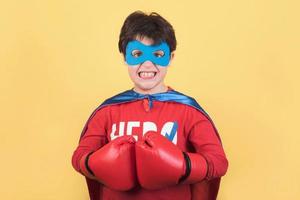 Superheld. Porträt eines Jungen im Superheldenkostüm foto
