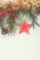 Weihnachtsdekor auf weißem Hintergrund foto