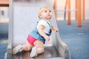 Baby auf dem Spielplatz foto