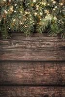 frohe weihnachten.weihnachten konzept hintergrund.weihnachtsbaumaste mit weihnachtsbeleuchtung foto