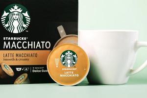 starbucks latte macchiato kaffeekapseln box neben weißer tasse kaffee und kapsel latte macchiato foto