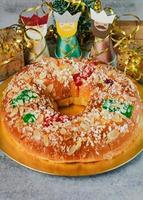 roscon de reyes mit creme und weihnachtsschmuck. königstag konzept spanischer dreikönigskuchen.typisches spanisches dessert zu weihnachten. selektiver Fokus foto
