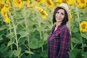 junge Frau im Sonnenblumenfeld foto