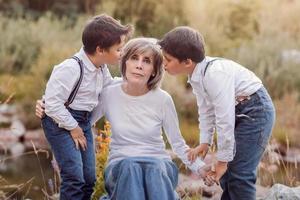 Großmutter mit ihren Enkelkindern foto