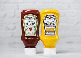 heinz ketchup flasche und flasche heinz gelber senf foto