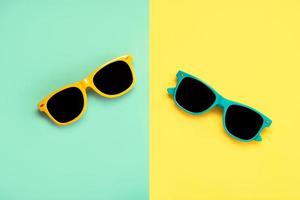 Draufsicht auf grüne und gelbe Sonnenbrille foto