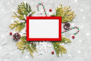 frohe weihnachten.roter rahmen mit weißem kopienraum und weihnachtsdekoration.weihnachtskonzepthintergrund foto