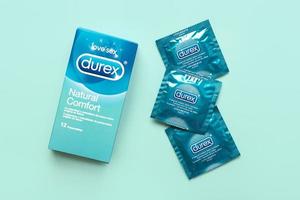 Nahaufnahme von Durex-Kondomen und blauem Karton von Durex. Safer-Sex-Konzept foto