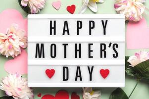 Happy Mother's Day.Lightbox mit dem Wort Happy Mother's Day neben Herzen und Blumen foto