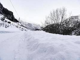 schneebedeckte straße in der winterlandschaft von framfjorden, norwegen. foto