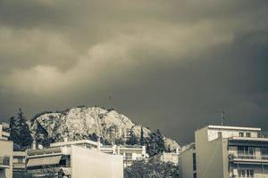 dunkle schwarze sturmwolken über griechischem stadtpanorama athen griechenland. foto