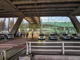 bangkok thailand 21. mai 2018 parkende autos an der ausfahrt bangkok suvarnabhumi airport thailand. foto