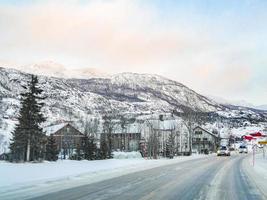 Schneebedeckte Straße durch das Zentrum von Hemsedal, Norwegen Winterlandschaft. foto
