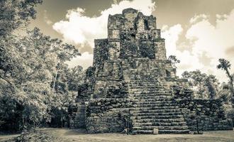 alte Maya-Stätte mit Tempelruinen Pyramidenartefakten Muyil Mexiko. foto