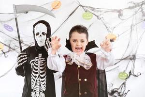 Fröhliches Halloween. lustige kinder an halloween foto