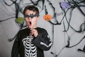 lustiger Junge auf der Halloween-Party foto