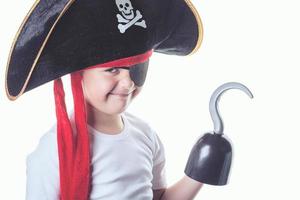 lächelnder Junge, der als Pirat verkleidet ist foto