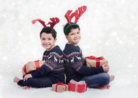 lächelnde brüder zu weihnachten foto